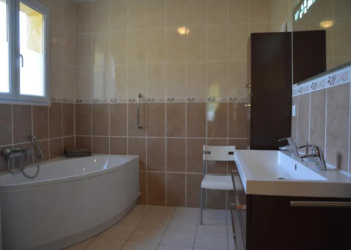 House In With Private Pool & Garden Piquecos