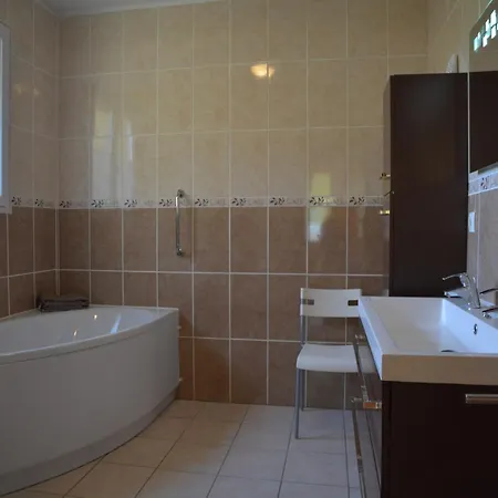 House In With Private Pool & Garden Piquecos