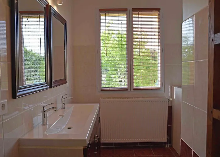 House In With Private Pool & Garden Villa